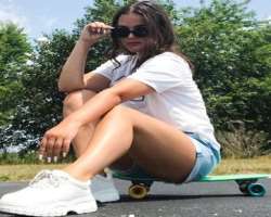 The star posted a video of learning skateboard on her channel.